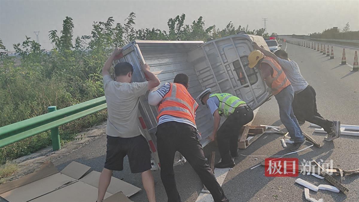 交警紧急救助__交警救助爆胎车辆