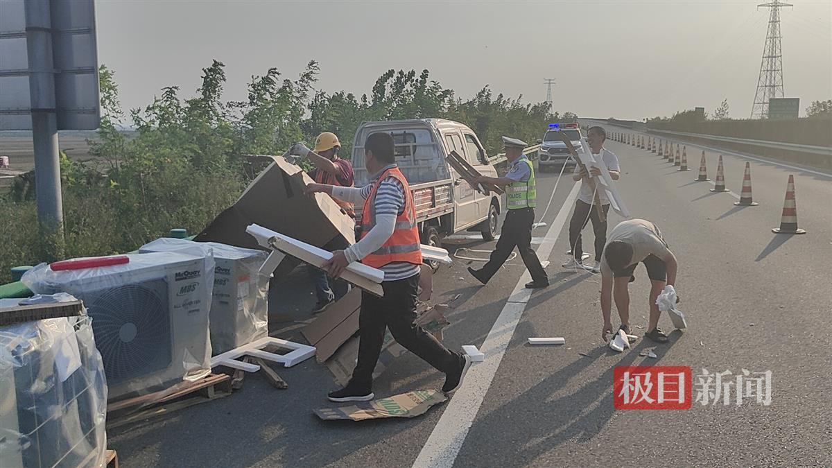 _交警紧急救助_交警救助爆胎车辆